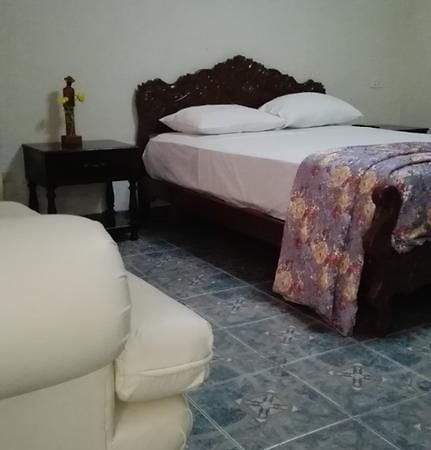 Residencial El Sol De Los Pinos Panzió Trujillo Kültér fotó