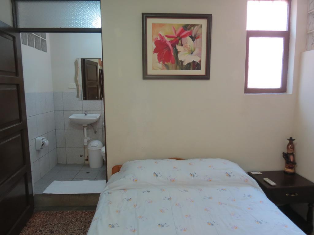 Residencial El Sol De Los Pinos Panzió Trujillo Kültér fotó